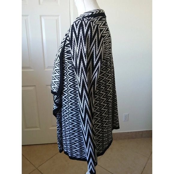Absolutely Famous Cardigan Medium Open Black White Geometric Print - Picture 4 of 13